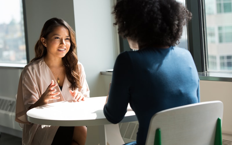 Autónomo freelancer gestionando facturas