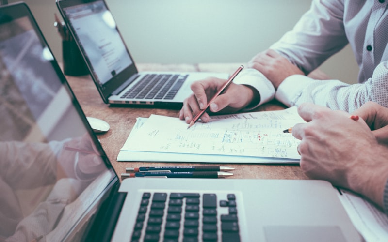 Gestoría administrativa procesando facturas y contabilidad