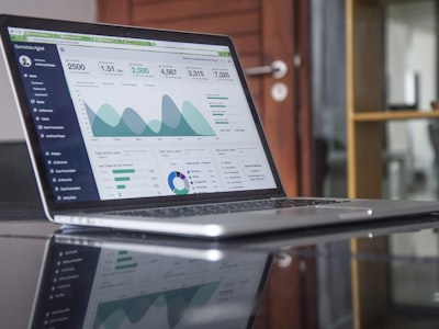 Dashboard con analytics y automatización de facturas