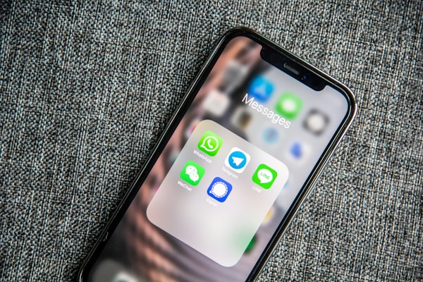 WhatsApp en smartphone para facturación